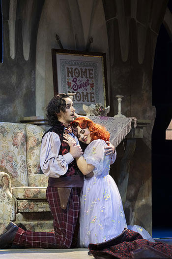 - Liebe siegt - Matteo Ivan Rasic und Sophia Keller bei "Die Piraten von Penzance" im G&auml;rtnerplatztheater (&copy;Foto: Anna Schnauss) 